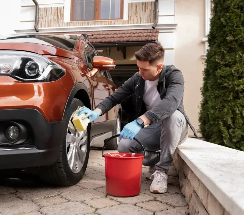 Lavage auto à domicile Saint-Philbert-du-Peuple : professionnel intervenant sur un véhicule